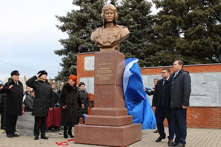 Погода рп5 крыловская ленинградский район. Вечный огонь Крыловского района Краснодарского края. Станица Октябрьская Крыловского района Краснодарского края. Памятники в станице Новосергиевской Крыловского района. Крыловской район памятник Краснодарский край.