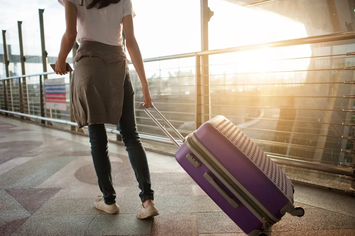 When do people travel. Девушка с чемоданом. Женщина с чемоданом в аэропорту. Человек с чемоданом. Чемодан для путешествий.