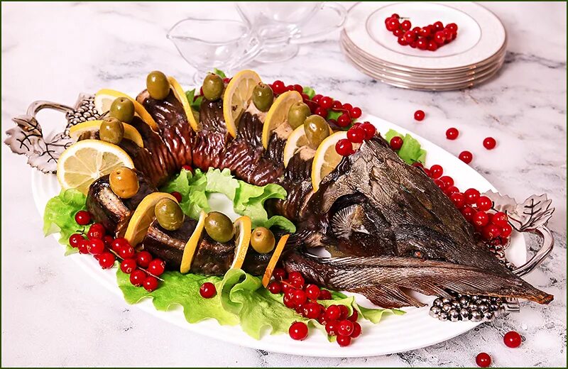 осетр на новогодний стол. королевский осетр фаршированный. стерлядь запеченная в духовке. осетр на новогодний стол. стерлядь царская рыба.
