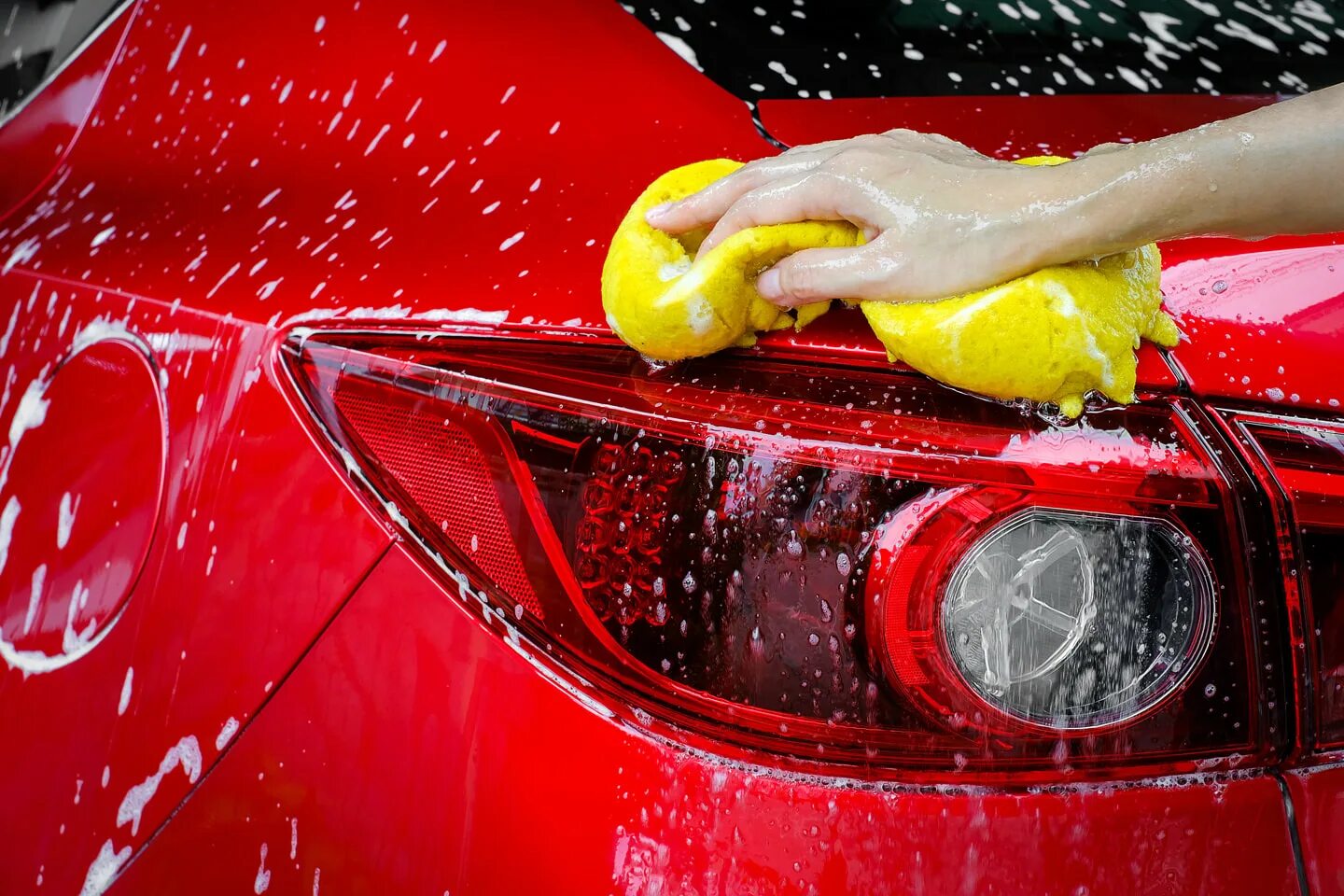 Мойка автомобиля недорого. Car Wash мойка. Комплексная мойка автомобиля. Машина моется. Мойка кузова автомобиля.