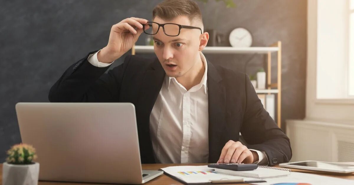 Паркер и филипп. Серьезные работники. Валерий селиванов. Деловые размышления. Бизнесмен в офисе.