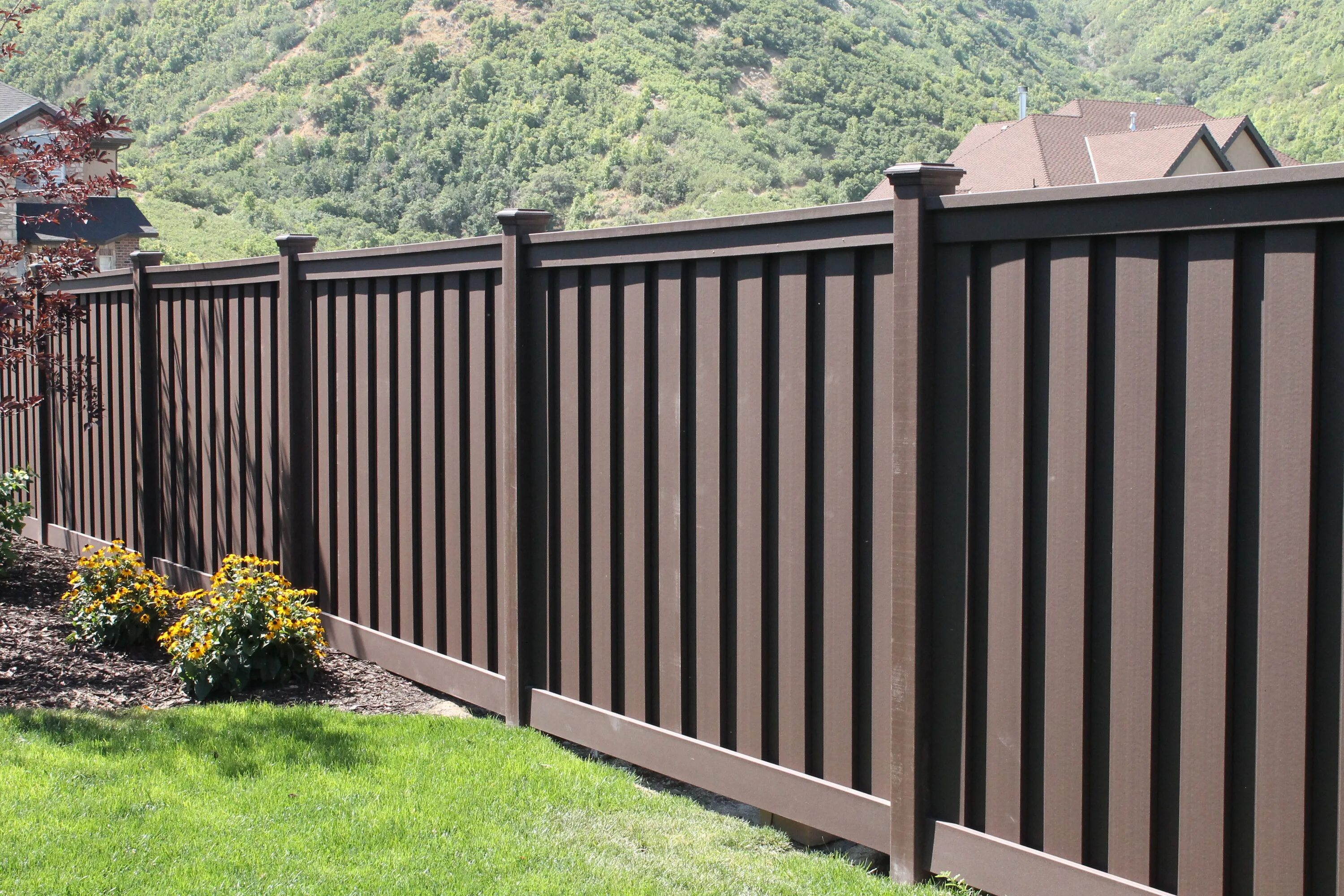 Гребень забора. Древесно-полимерный композит забор. Красивый забор. Заборы и ограждения. Современный деревянный забор.