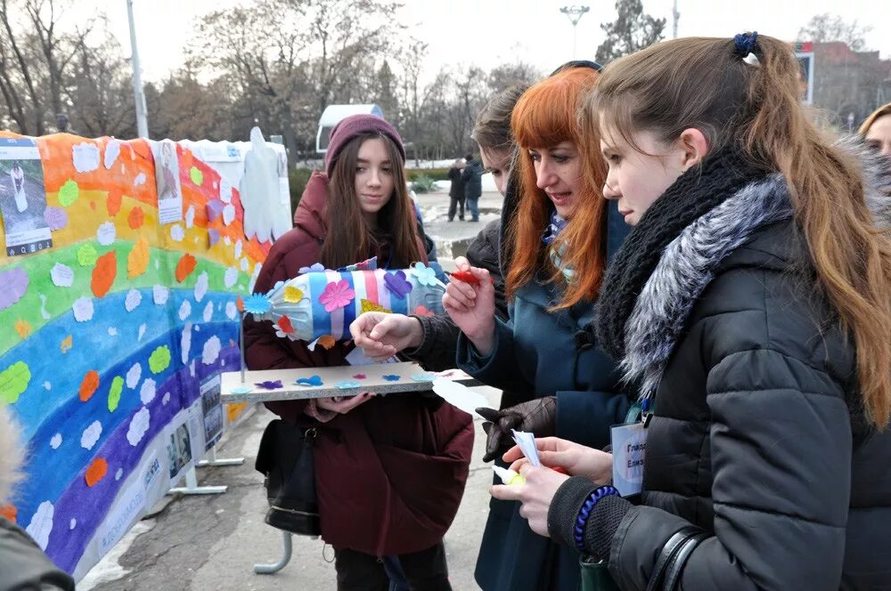 Добрые новости канал. Уличные акции для дня города. Уличные акции в библиотеках. Акция день добра. Интересные уличные акции.