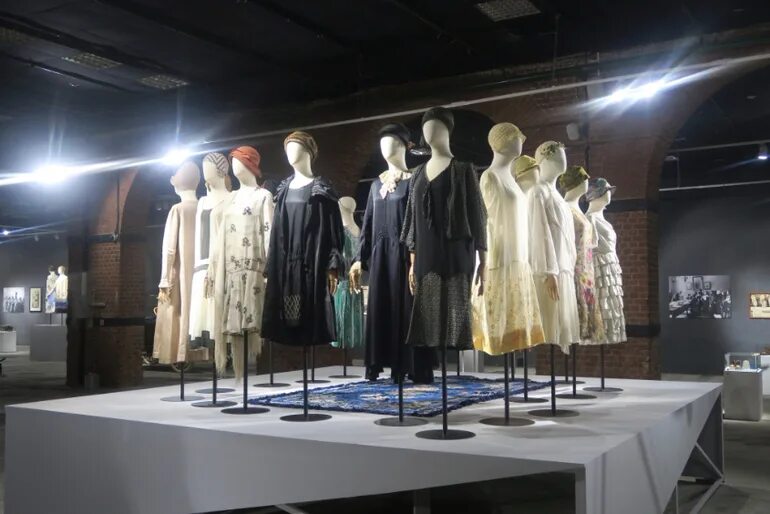 Мода 1917 года в россии. Одежда из водорослей вог. Мода эпохи великой французской революции и директории. День революции моды. Одежда французская революция 1789.