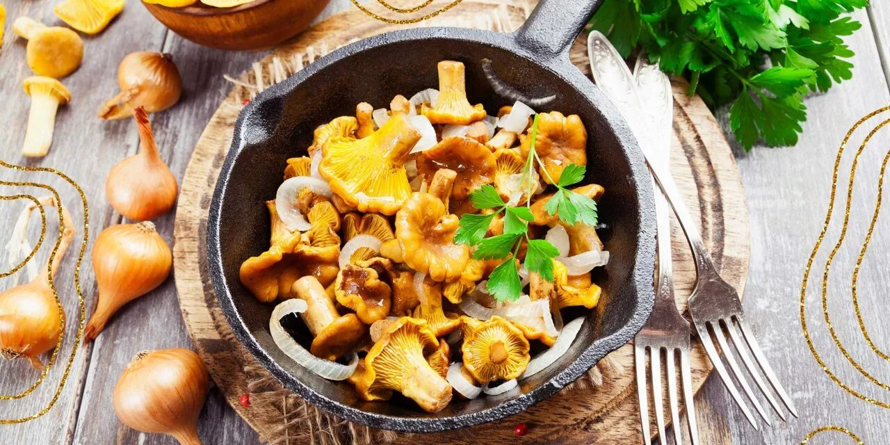 Как вкусно пожарить лисички. Грибы лисички. блюда с лисичками. блюда с грибами. гриб лисичка блюда.