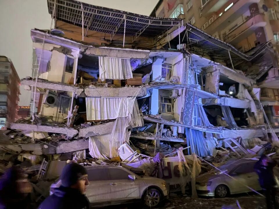 Землетрясение 24 июля 2025. Разрушенный дом. обрушение дома. землетрясение. землетрясение в газиантепе.