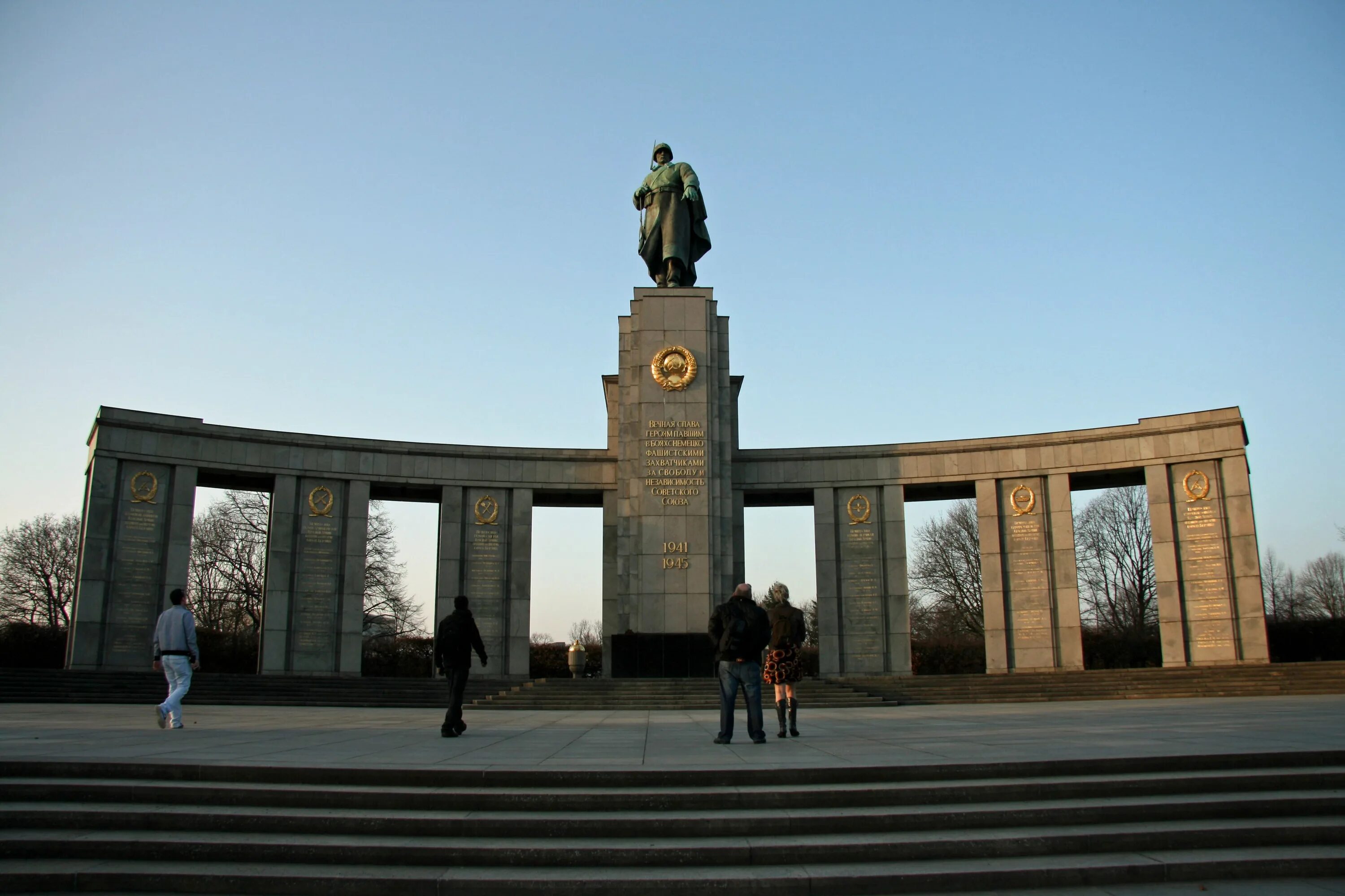 Тиргартен в Берлине мемориал. Soviet Memorial Berlin. Памятник в Тиргартене Берлин. Мемориал павшим советским воинам в Берлине. Борьба с немецко фашистскими захватчиками