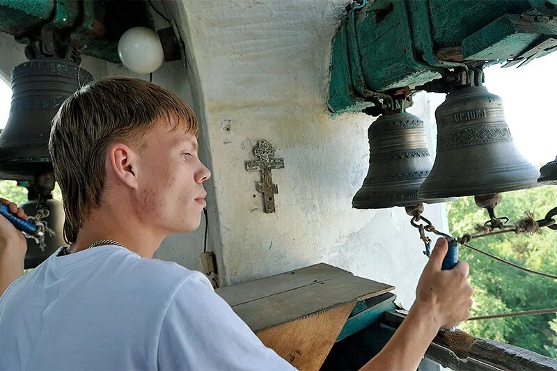 Колокольный звон московский кремль. Звонарь на колокольне. Уральский центр колокольного дела. Колокола древней руси. Сергей моос звонарь.