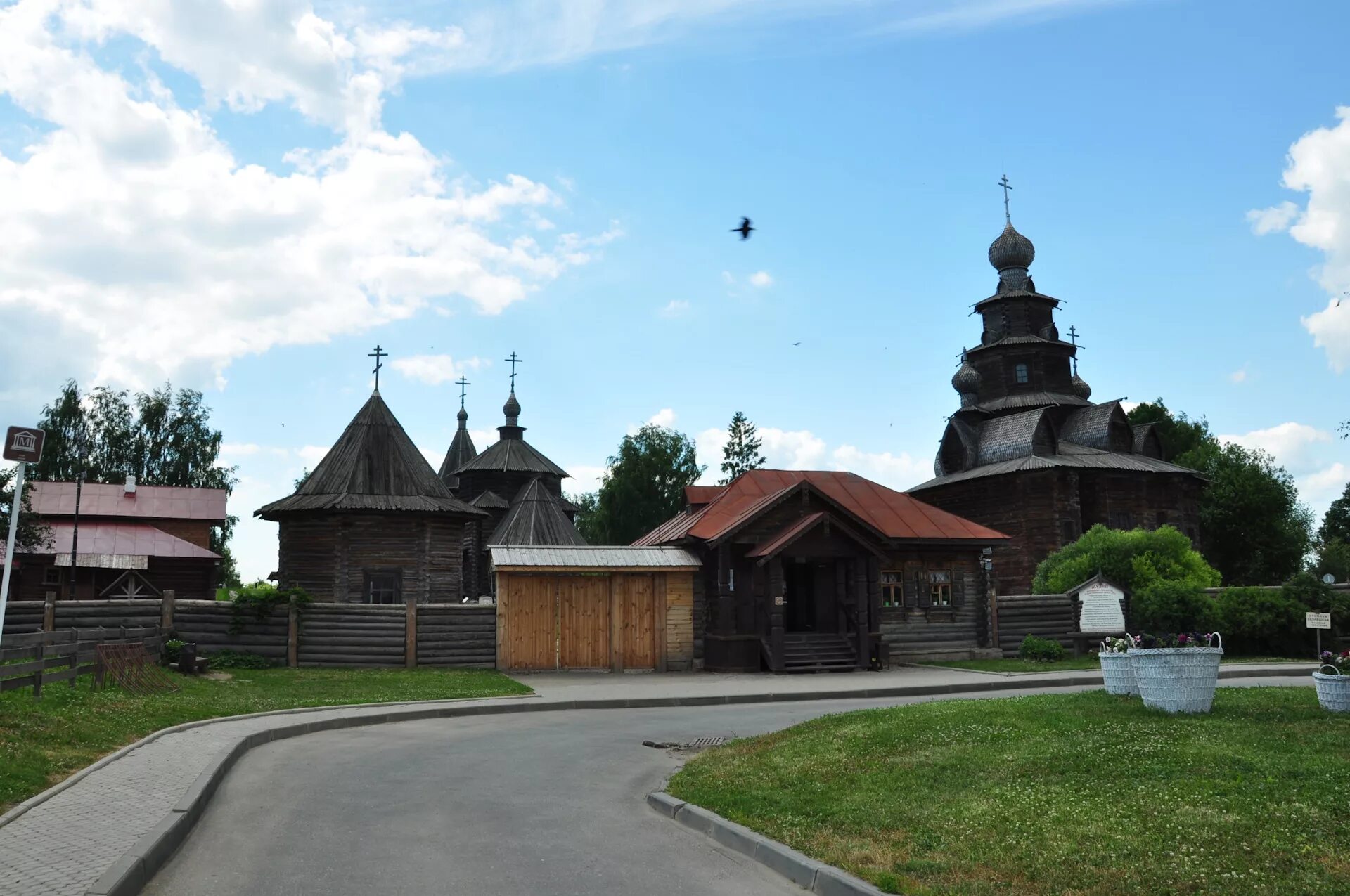 В каком городе музей зодчества. Музей зодчества Суздаль. Музей путешествий Суздаль музей деревянного зодчества. Музей деревянного зодчества под открытым небом Суздаль. Суздаль деревянное зодчество.