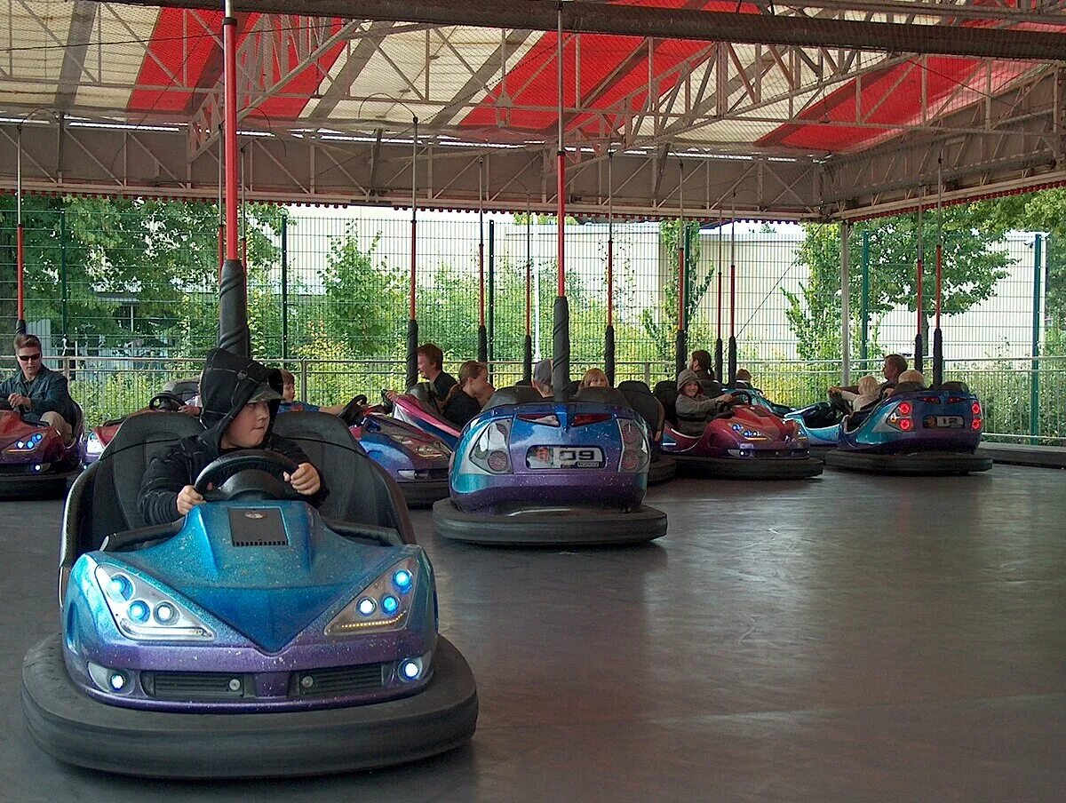 Парк аттракционов машинки автодром. Bumper cars аттракцион. Карусель парк аттракционов бамперные автомобиль. Машинки в парках аттракционов. Аттракцион автодром начинает работать в 10 часов