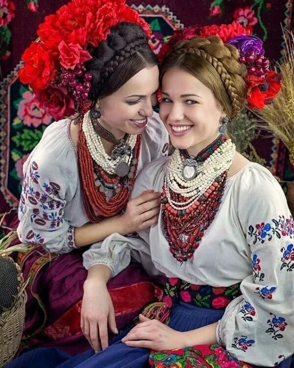 1 украинский национальный. Украинский национальный костюм. украинский народный костюм. украинская девушка в национальном костюме. украинский костюм женский.