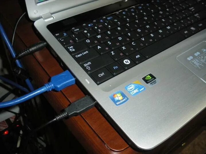 Подключить ноутбук через. Подключается ноутбук к телевизору Acer. Подключить монитор к ноутбуку леново. Подключить системный блок к ноутбуку леново. Внешний монитор для ноутбука ASUS.
