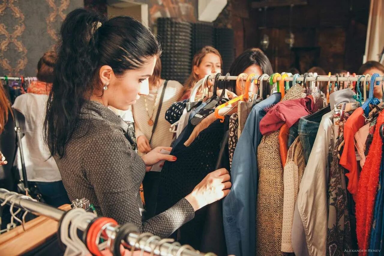 Лавка радостей официальный сайт. Старая одежда. Куда можно сдать ненужные вещи за денежку. Куда можно отдать в тюмени. Сдать обувь на переработку для дмитровского завода.