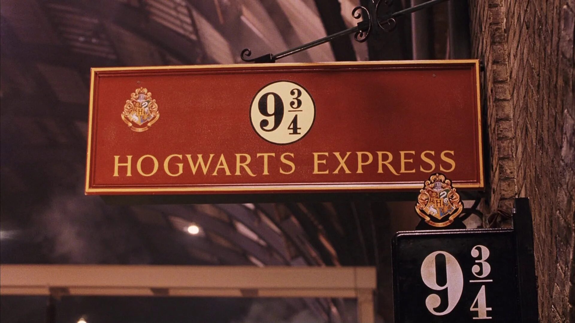 Станции кингс-кросс (лондон) гарри поттер. Платформа 9 и 3 четверти из гарри поттера. Платформа 9 3/4 гарри поттер. Платформа 9 3/4 гарри поттер. Гарри поттер станция 9 3/4.