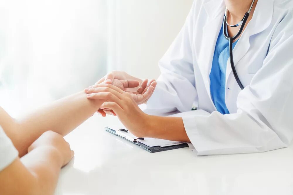 Гинекологический осмотр. Гинекология осмотр. Женщина на гинекологическом кресле. Пациентка на белом фоне. Женщина пациент.