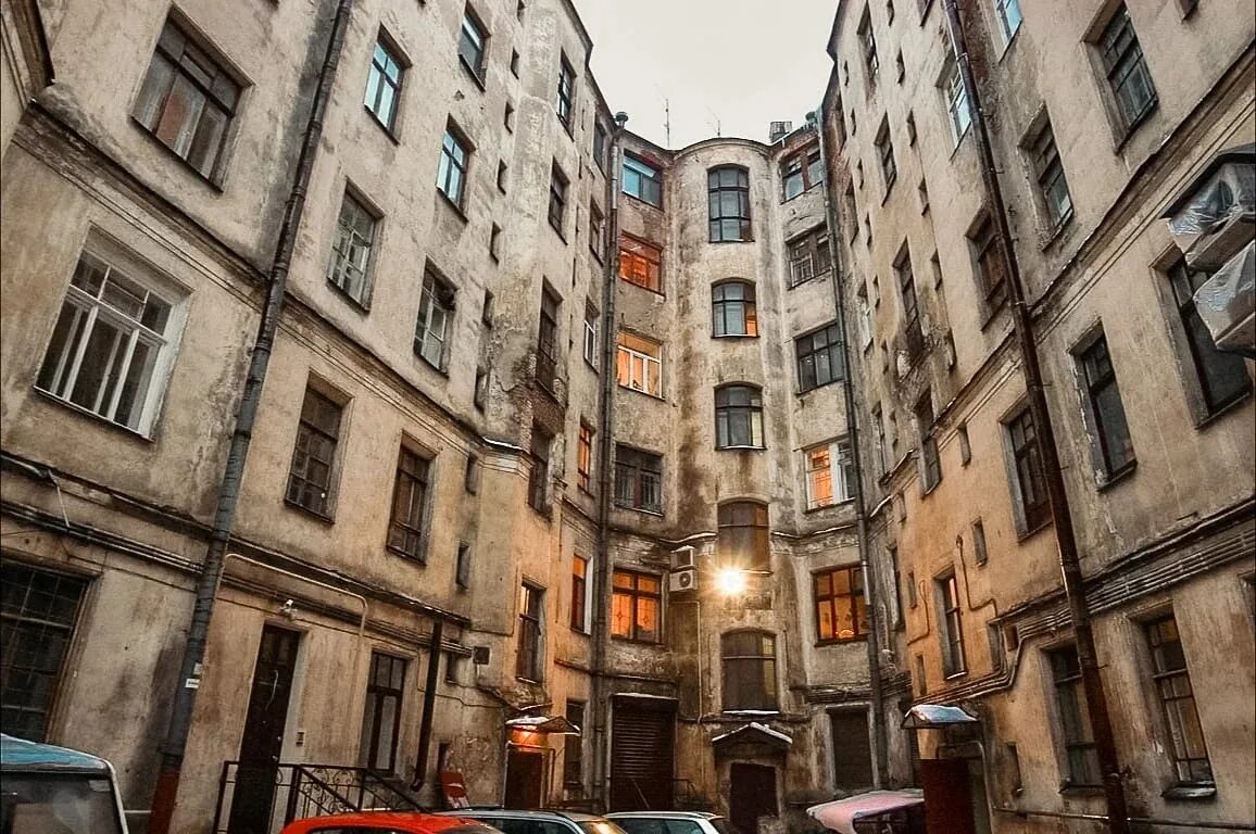 Старый центр петербурга. Старый фонд санкт-петербурга. петербургские трущобы васильевский остров... петроградка санкт-петербург коммуналки. двор на каменноостровском проспекте.