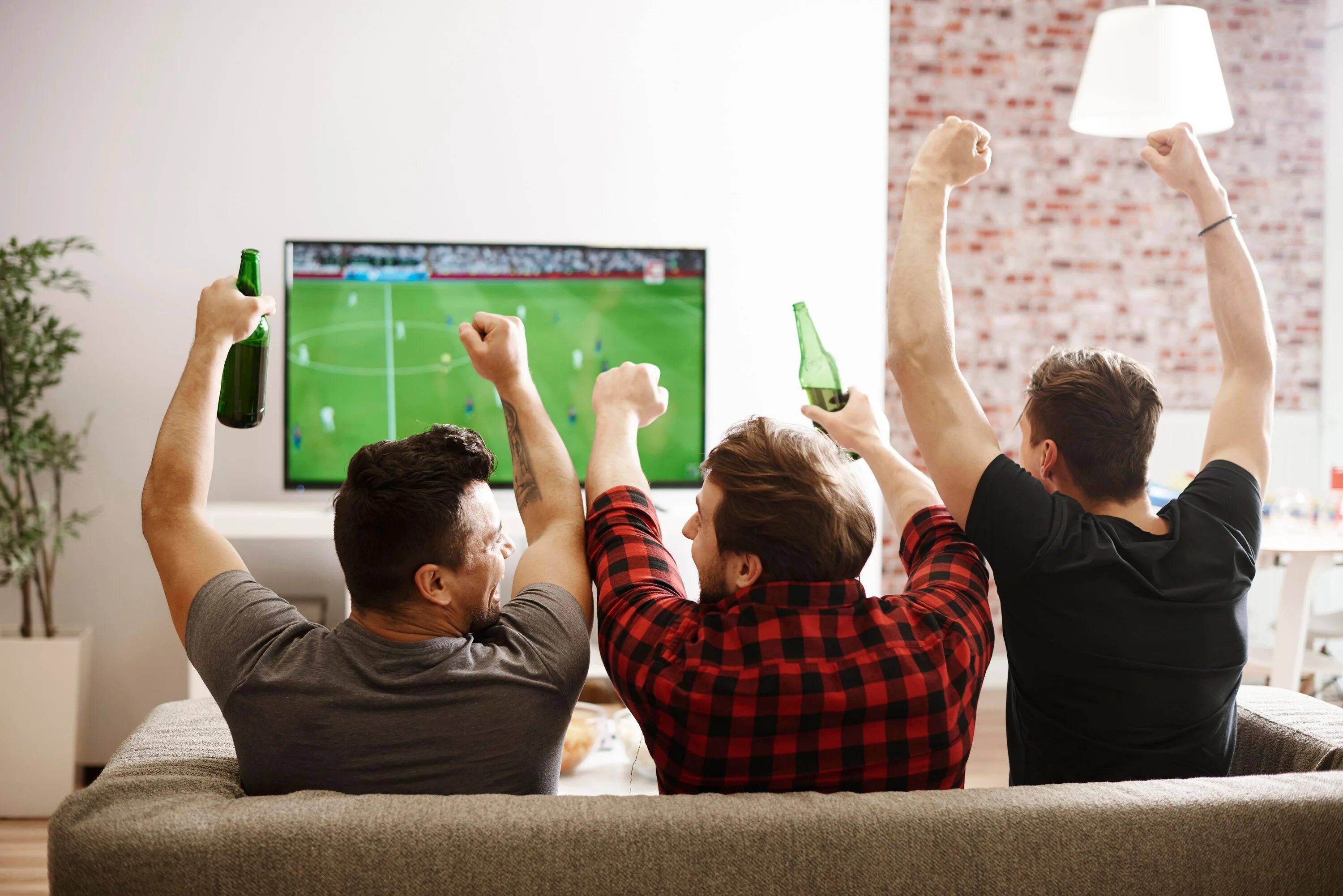 Local weekend. Футбол по телевизору. Болельщики у телевизора. Живой телевизор. Люди смотрят футбол.