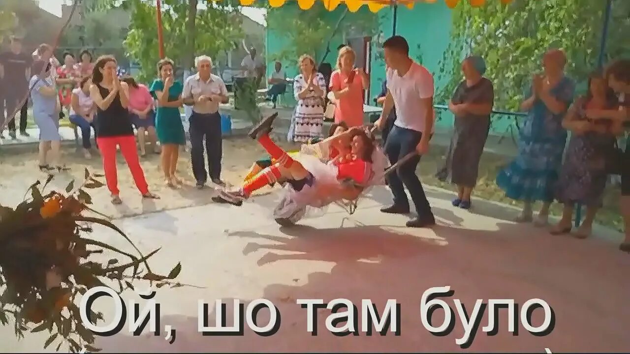 Танцуют на корпоративе. Танцы с подругами. Веселые люди на вечери. Девушка современные танцы город. Смешные танцы.