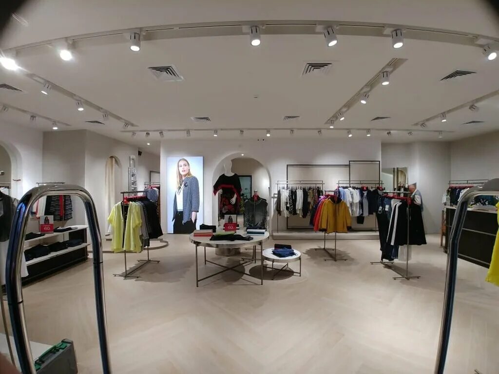 Магазин женской одежды больших размеров. Магазин леди х в москве. Молодежный магазин. Магазин одежды больших размеров в петербурге. Большой магазин женской одежды.