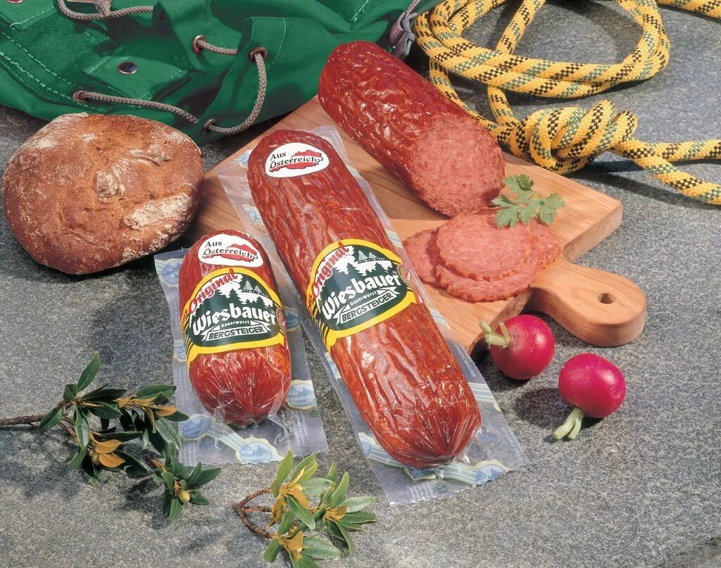 Можно провозить колбасу в самолете. Колбаса из Абхазии. Творог колбаса. Колбаса тойбос. Колбаса в руке.