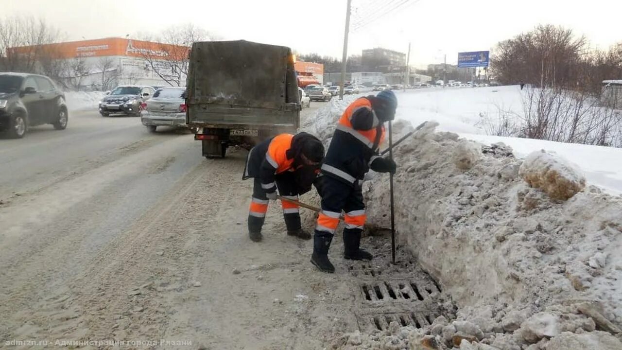 Очистка ливневок. Очистка ливневой канализации. Ливневка зимой. Ливневка зимой. Ливневая канализация на дороге.