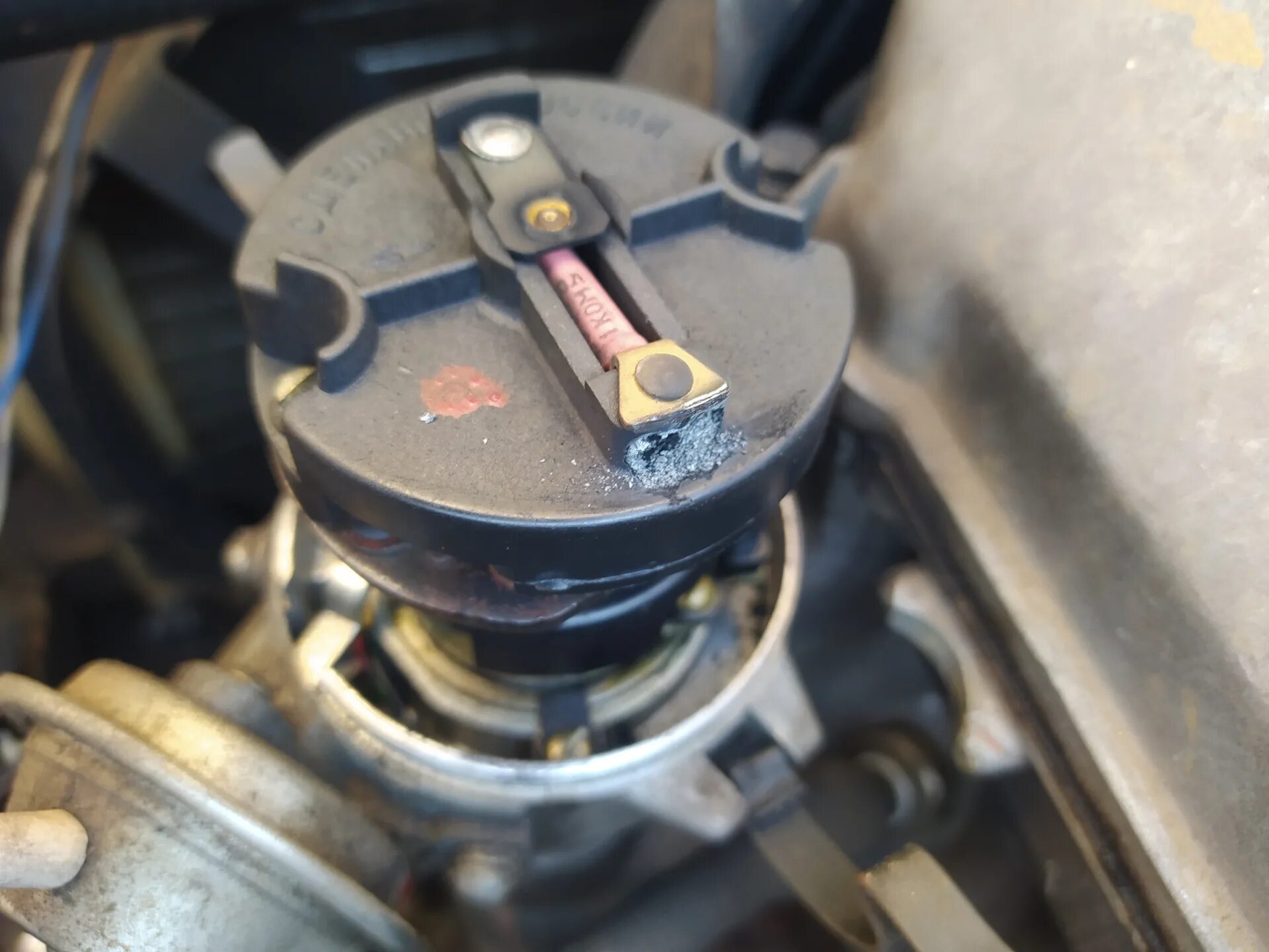 Трамблёр датчик хола 2108. Разъем трамблера гольф 3 1. Выходит из строя трамблер. Вакуумник трамблера ваз 2108. Ротор прерыватель-распределитель зажигания.