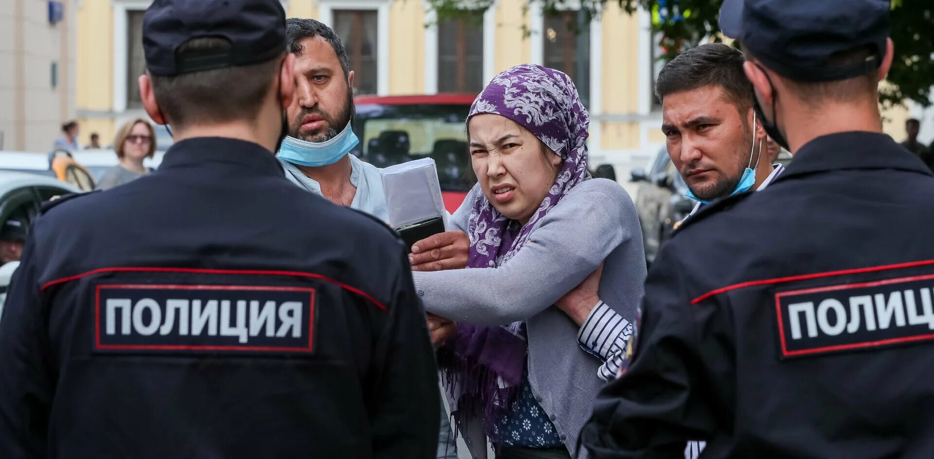 В москве бьют таджиков. Мигранты в Москве. Таджикские мигранты. Таджики мигранты в Москве. Мигранты и полиция.