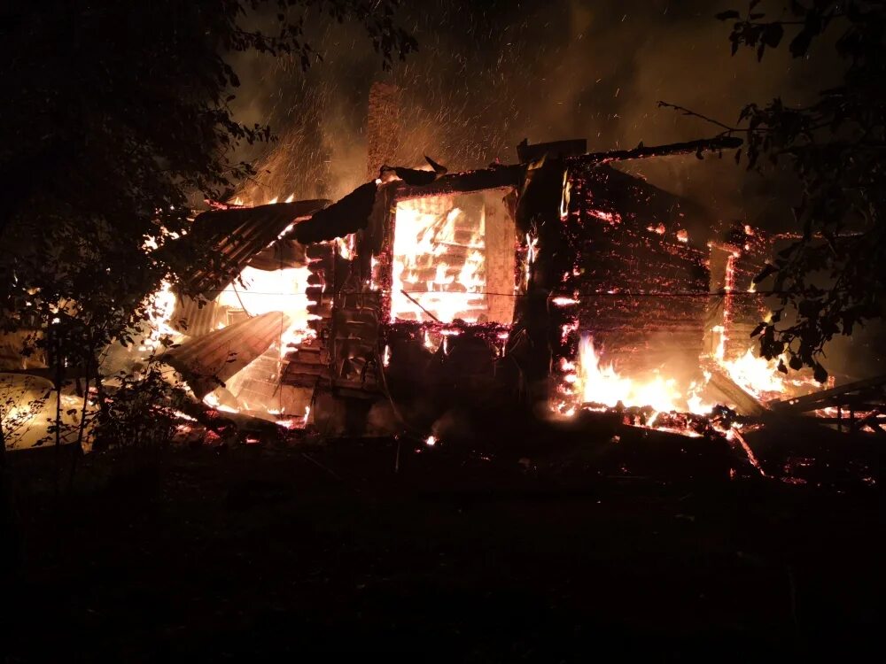 К чему снится пожар горел дом. Пожар село Барятино. Пожар в ночном клубе Терем. Пожар бани в Барятино. Сгоревшая баня в саду.