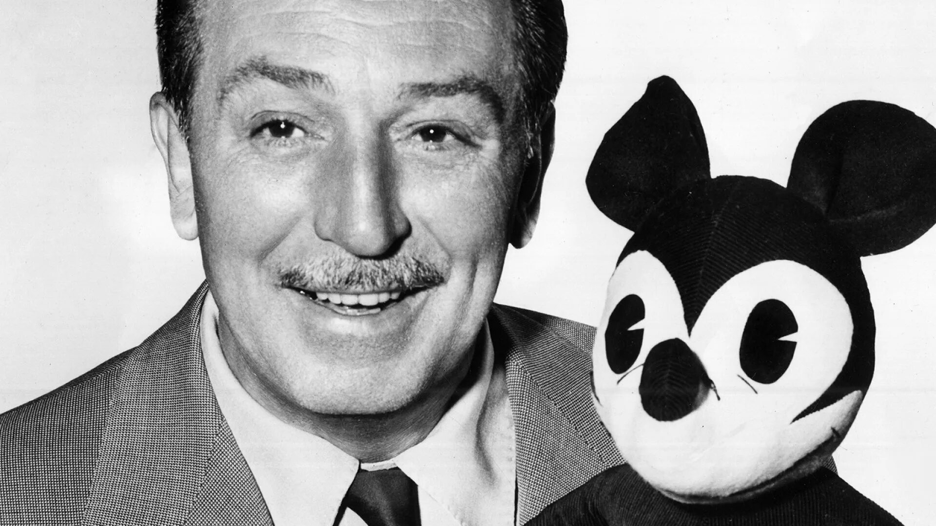 Имя уолта диснея. Walt Disney (Уолт Дисней). Уолт Элиас Дисней. Уолт Дисней 1934. Уолт Дисней и Микки.