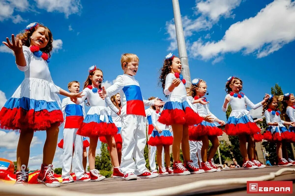Патриотические песни 2024 года. Россия для детей. День России для детей. Флаг России для детей. Счастливые дети флаг России.