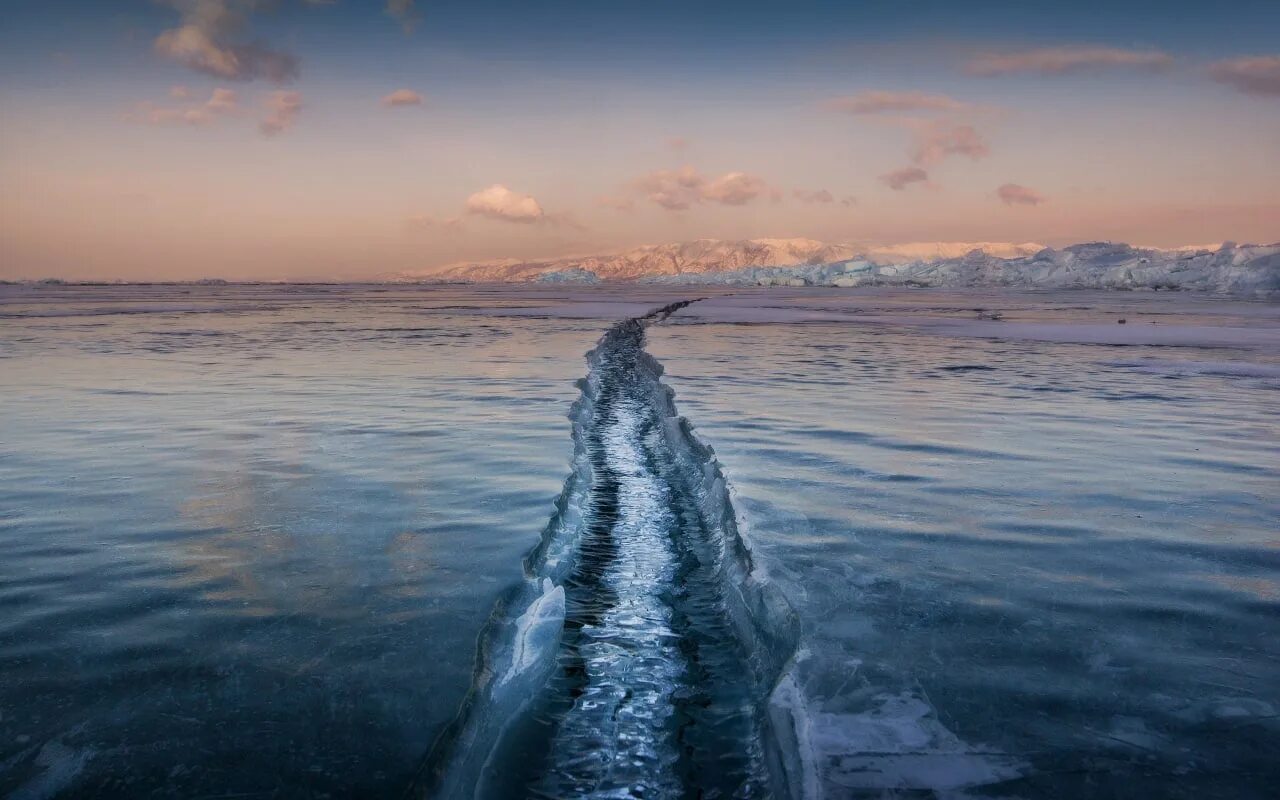 Озеро Байкал становые щели. Становая трещина на Байкале. Толщина льда на озере Байкал.