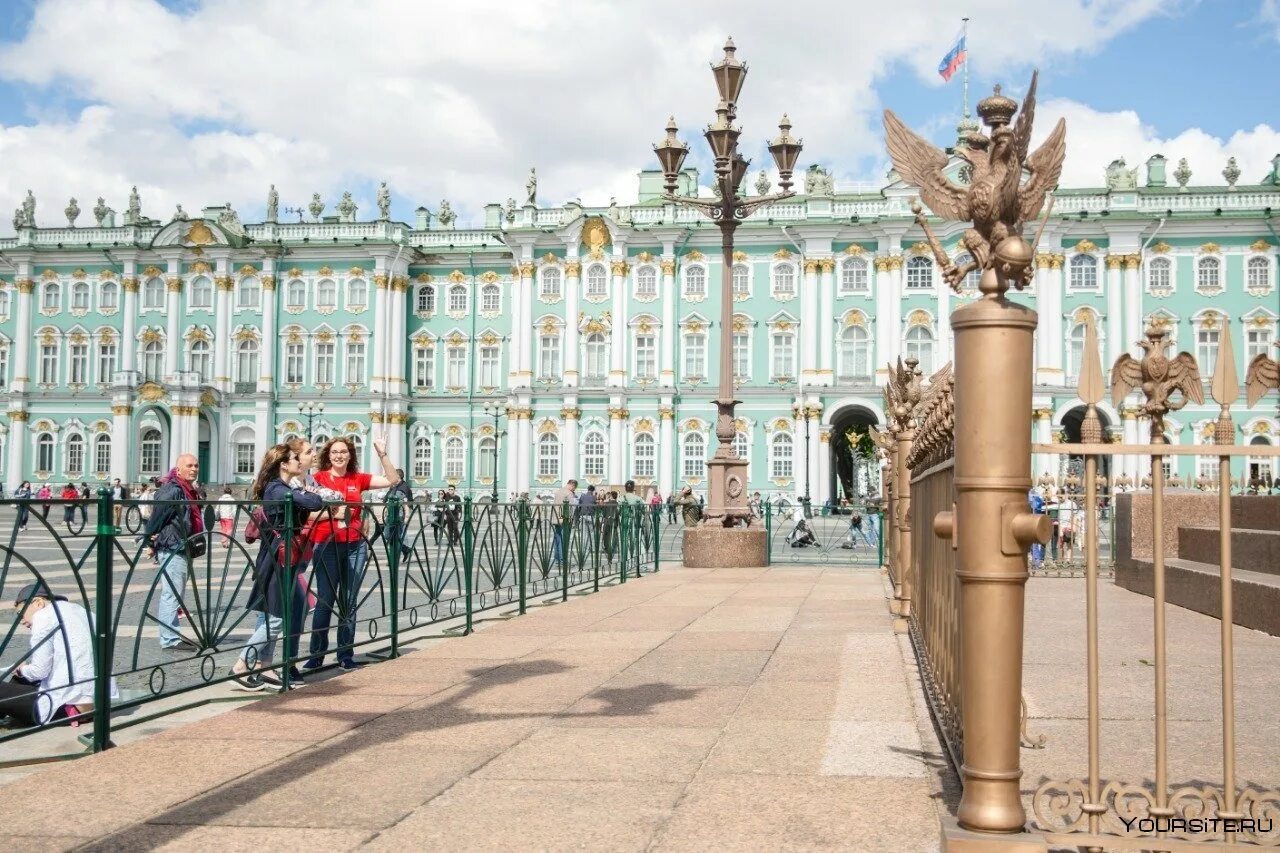 Что интересного в питере. Эрмитаж санкт-петербург с улицы. эрмитаж питер улица. весна в питере эрмитаж. эрмитаж весной.