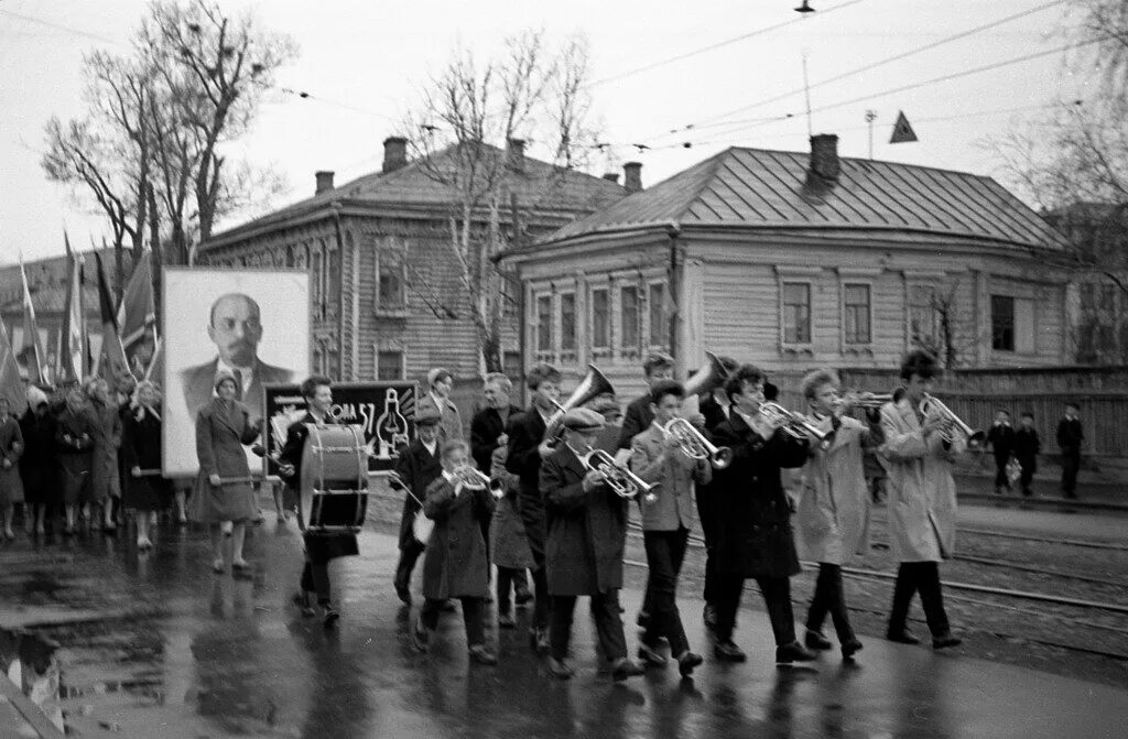 1 мая старые фото. Ярославль 70х кинохроника. Первомайская демонстрация 1960-е гг.. Советская демонстрация. Ярославль в 50-е годы.