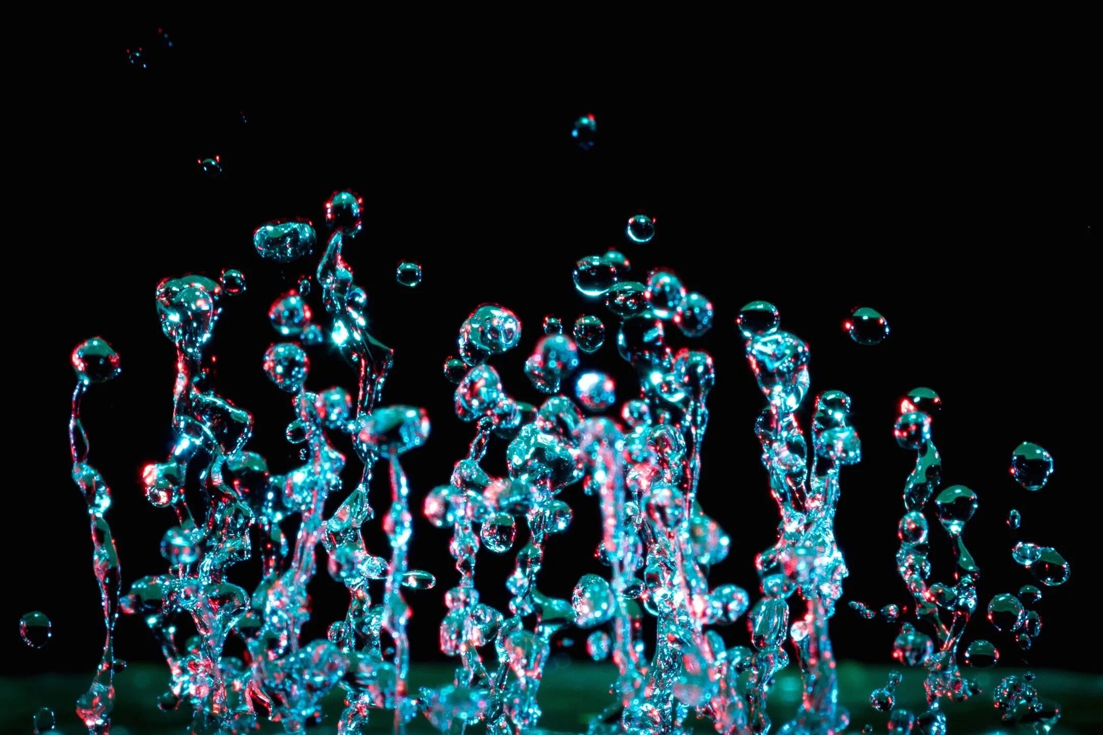 Дух пузырьков. Брызги воды. Капли воды. Пузыри в воде. Вода абстракция.