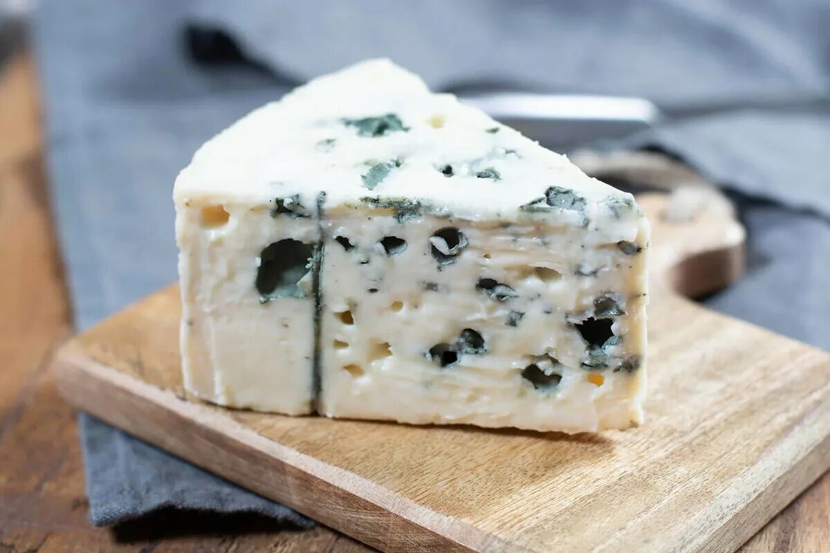 Дорблю сыр с плесеннью. Конфеты с дор блю. Dorset blue vinny, что это. Голубые сыры. Сыр дор блю.