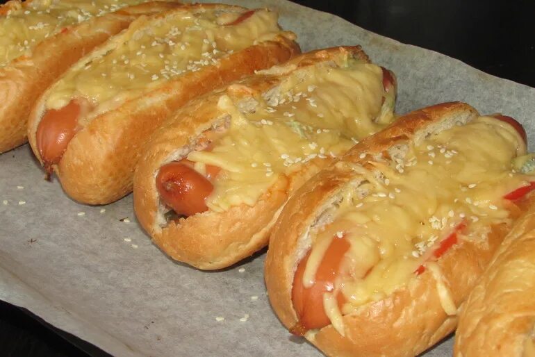 хот дог домашний. хот дог с двойной сосиской. хот дог с рыбой. хот дог с беконом. хот дог в духовке с сосиской.