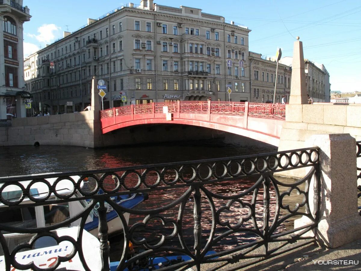 Красный мост на набережной реки мойка. Красный мост на мойке в санкт-петербурге. Мост гесте санкт петербург. Красный мост в санкт-петербурге. Красный мост санкт петербург.