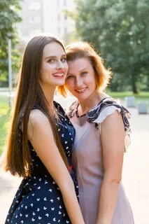 С девушкой ее мамой