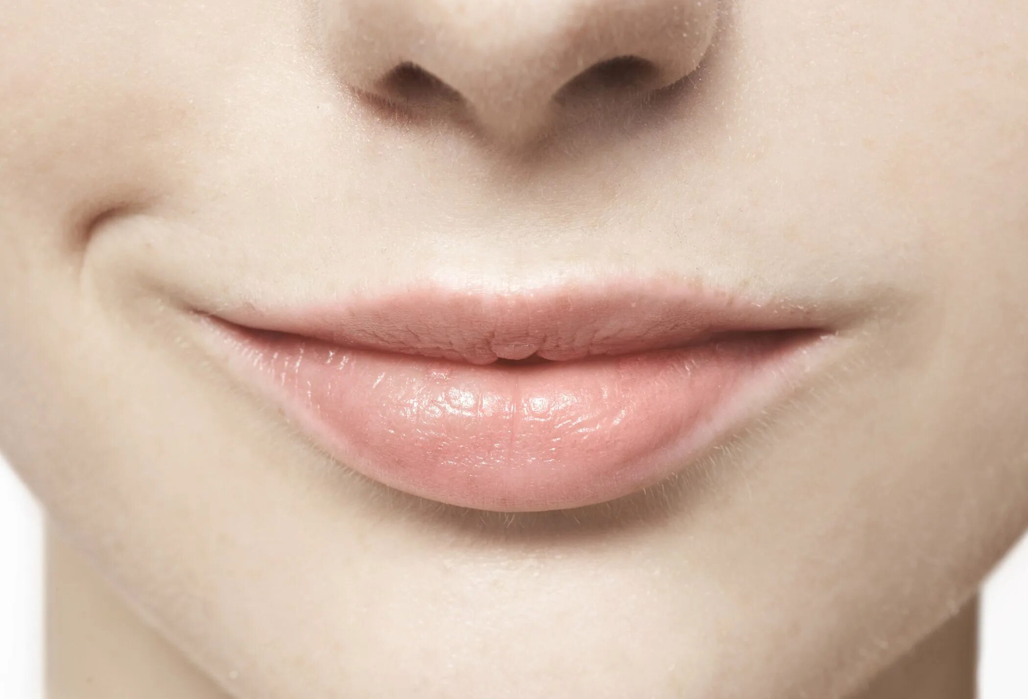 Close lips. Аккуратные губы. Гладкие губы. Женские губы без помады. Губы улыбка.