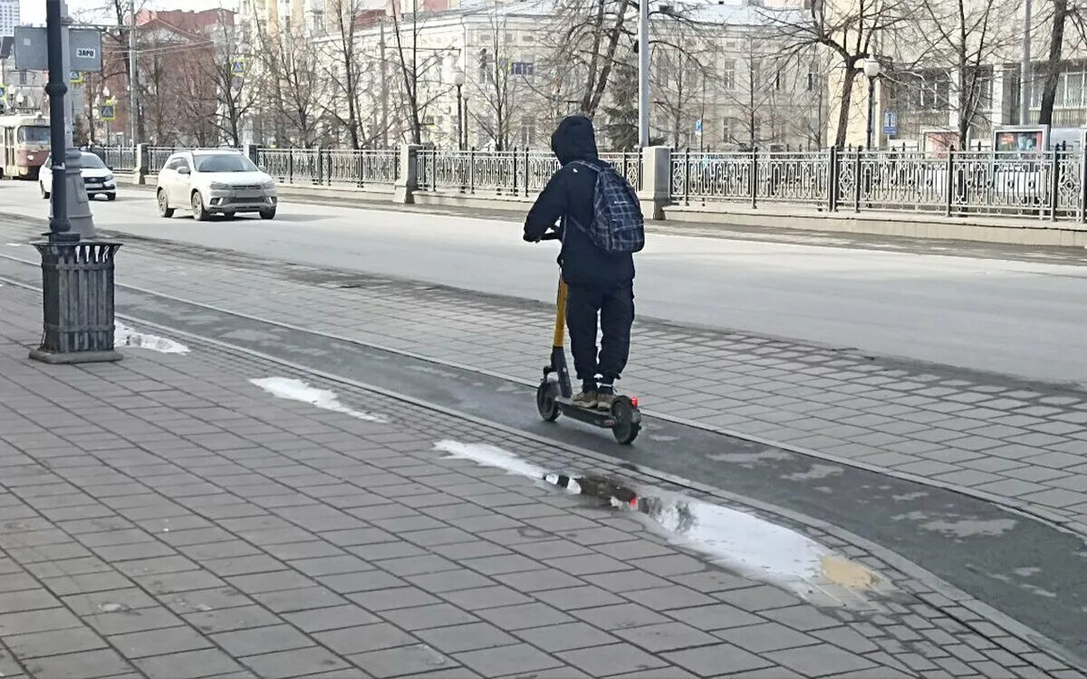 Самокат на тротуаре. Человек на самокате. Новые правила про самокат. Фотография самокатчиков. Самокатчики екатеринбург.