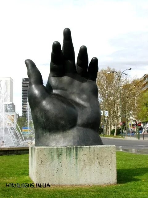 Статуя пальца