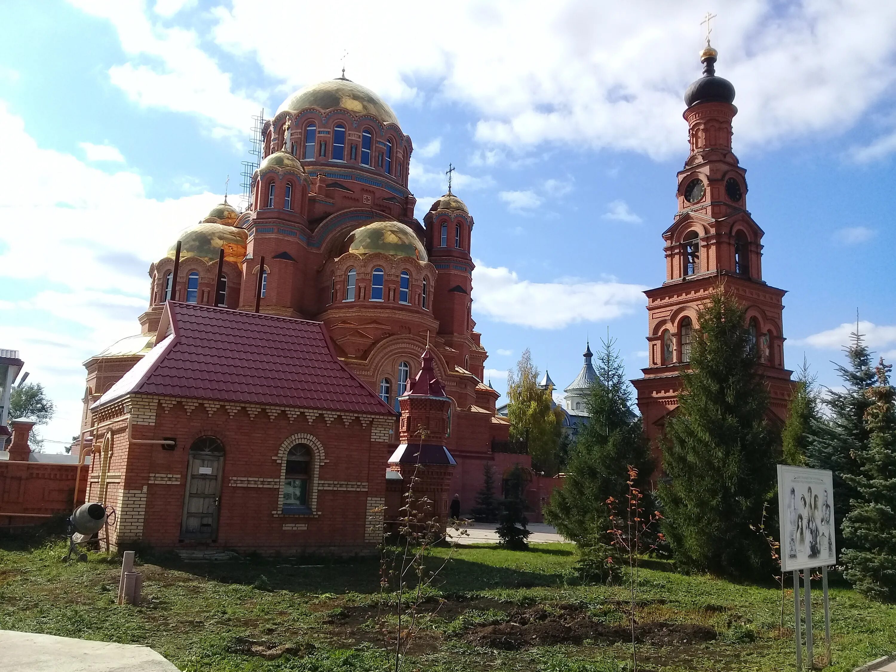 П саракташ оренбургской. Свято-Троицкая обитель милосердия в Саракташе. Церковь в Саракташе Оренбургской. Саракташ Троицкая обитель. Саракташ Оренбургская область храм Стремский.