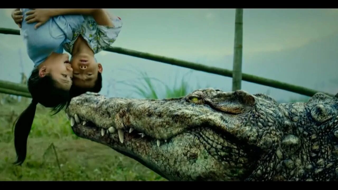 Девочка поет песню про крокодила