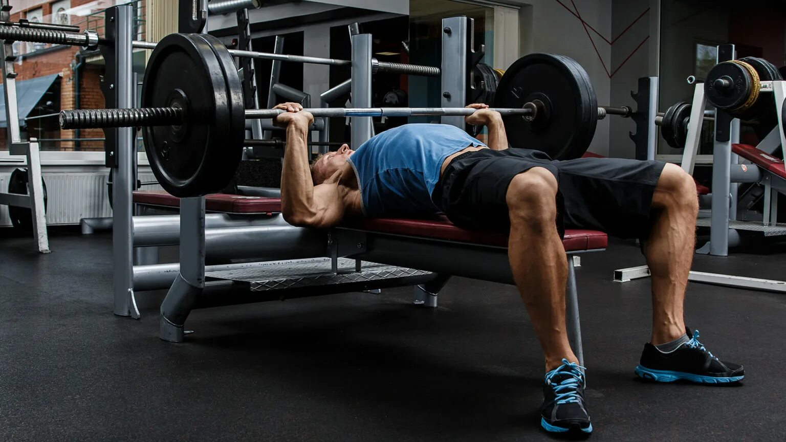 Тренажерный зал жим. Bench press. жим штанги лежа. bench dress. 100 кг штанга жим лежа.