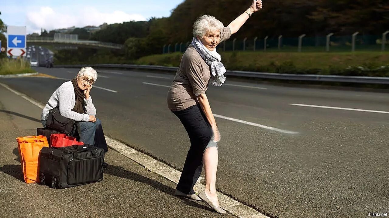 Геншин доставить фотографии. Бабка на трассе. Пожилая женщина с чемоданом. Бабушка голосует на дороге. Дорога к бабушке.