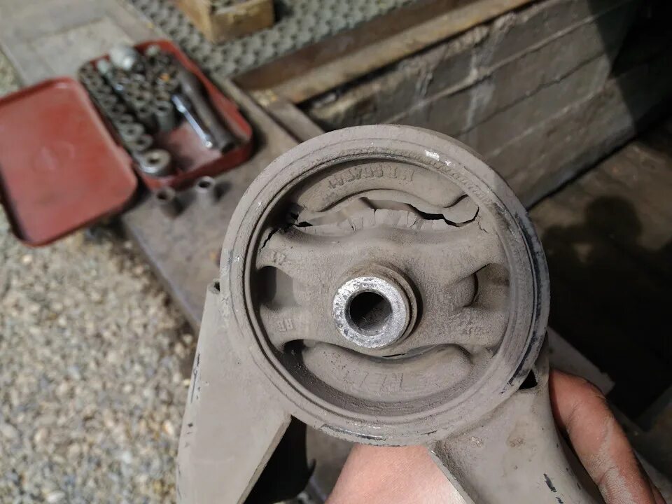 Подушка двигателя митсубиси лансер 10. Lancer 9 личинка замка зажигания. Щелчки при работе двигателя. Щелчки при работе двигателя. Как ослабить тросик газа лансер 9.