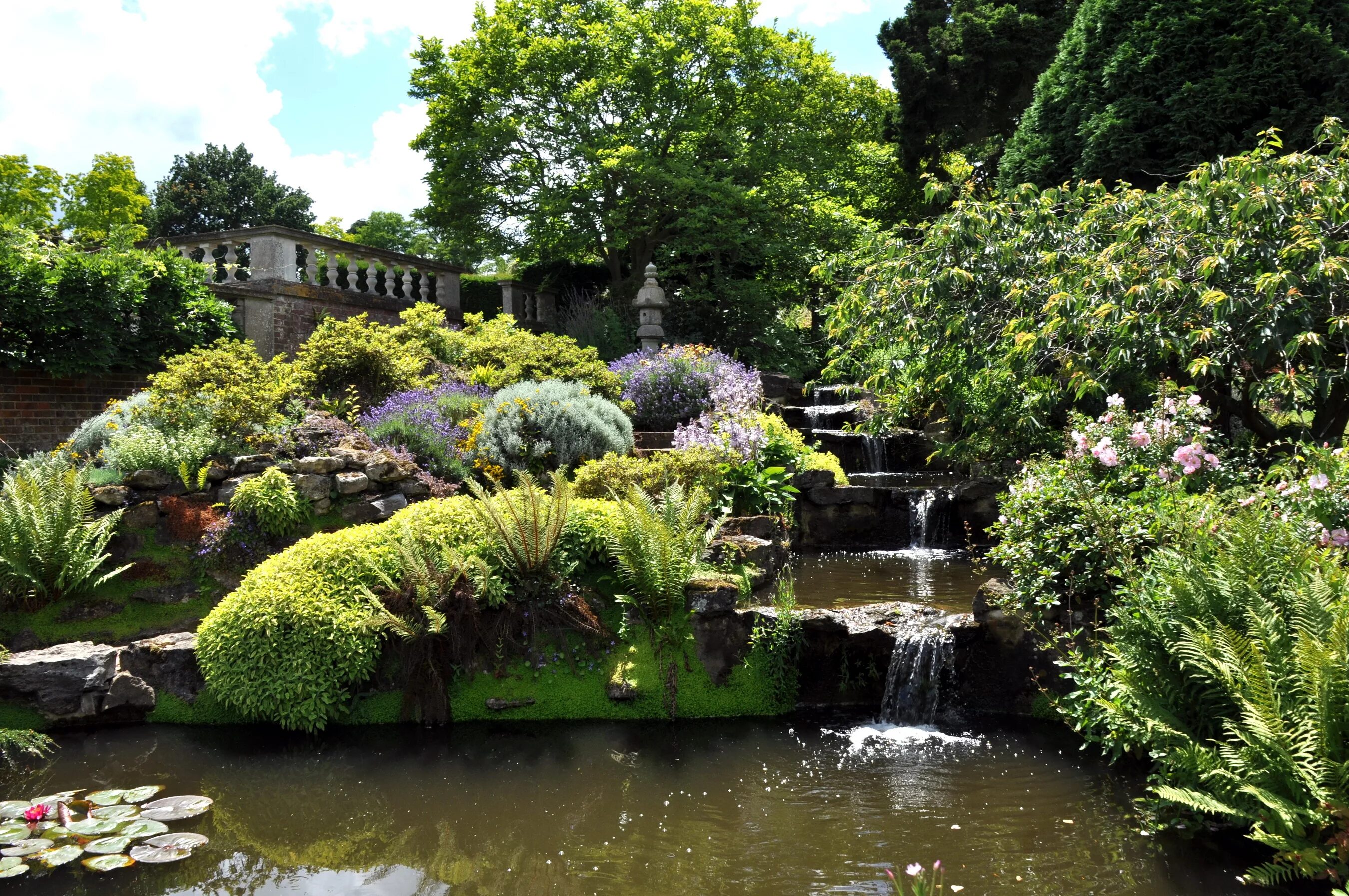 Uk parks. Парк дармера в Англии. Ландшафтный пейзажный парковый стиль. Сад Трокадеро пруд. Парк пейзажного стиля английский сад.