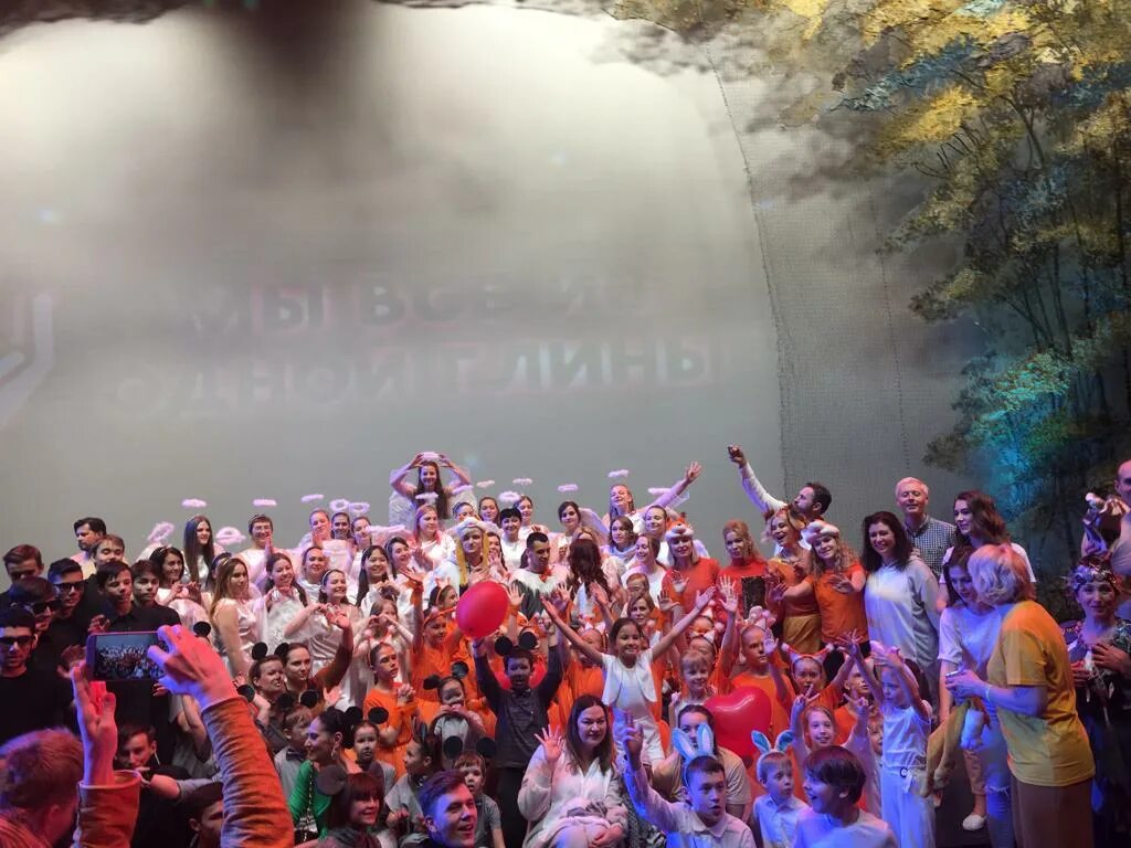 Очи черные спектакль якутск. Конкурс артист в питере. Брянск тюз актеры. Поблагодарив зрителей артисты. Артист на сцене.