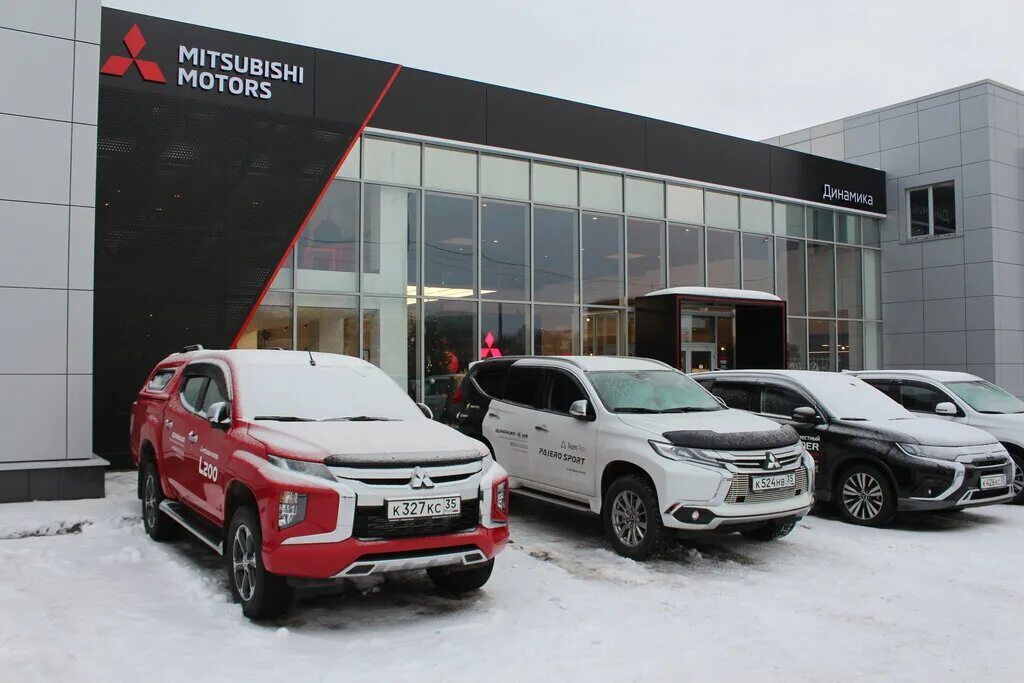 Автосалон Митсубиси. Мицубиси дилер. Автосалон Mitsubishi. Мицубиси в автосалоне.