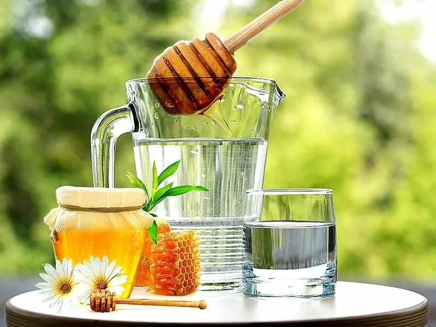 Можно пить медовую воду. Вода с медом. Мед в стакане. Стакан воды с медом. Мел в воде.